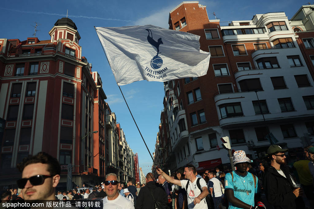 爆冷夺冠！热刺联赛耻辱17名，欧联杯却封王，下赛季踢欧冠！